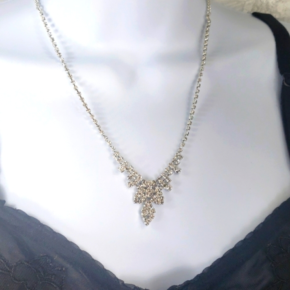 Vintage Jewelry - Crystal Elegant Women's Necklace